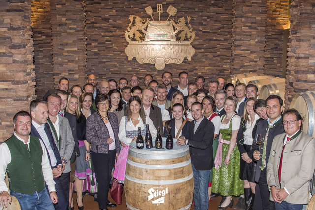 Bereits zum 16. Mal wurden in der Stiegl-Brauwelt die begehrten Auszeichnungen "Bierwirt des Jahres"verliehen. Im Bild: die frisch gebackenen Bierwirte 2018 mit Stiegl-Eigentümerfamilie Kiener und den Stiegl-Bierversilberern im brauereieigenen Fassreifekeller. | Foto: Foto Scheinast