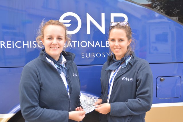 Johanna Mair und Valerie Feimann vom Team der Euro-Info-Tour mit einigen Schrödinger-1000ern.