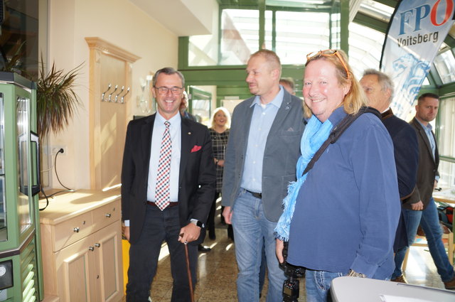 Norbert Hofer trifft in Voitsberg ein, FPÖ-Bezirksparteiobmann Markus Leinfellner begrüßt ihn.
