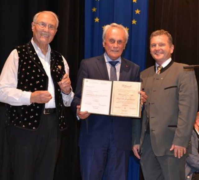 Der 1. VLÖ-Vizepräsident und SLÖ-Bundesobmann Gerhard Zeihsel und VLÖ-Generalsekretär Norbert Kapeller zeichneten Josef Höchtl mit der „Ehrennadel in Silber“ des VLÖ aus. | Foto: Dwornikowitsch/ VLÖ