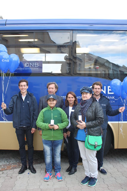 Publikums-Gewinnerin Elke und Gewinnerin Nadine Farkas, Bgm. Kurt Maczek, OeNB-Mitarbeiterin Sonja Luhn, Mitarbeiter des Euro-Info-Tour Teams | Foto: OeNB