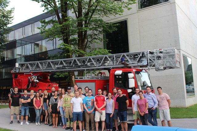 Die Kufsteiner Stadtfeuerwehr brachte zum Livetest ein Drehleiterfahrzeug an den Campus.