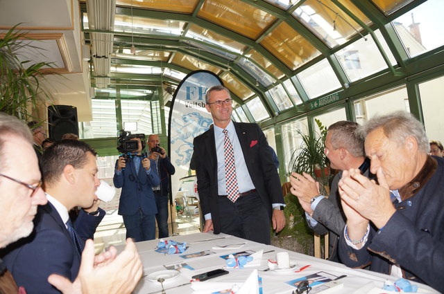 Norbert Hofer wurde von den zahlreichen Gästen mit begeistertem Applaus empfangen.
