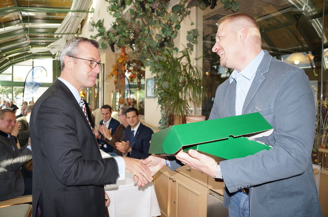 Markus Leinfellner überreichte Norbert Hofer weststeirische Spezialitäten.