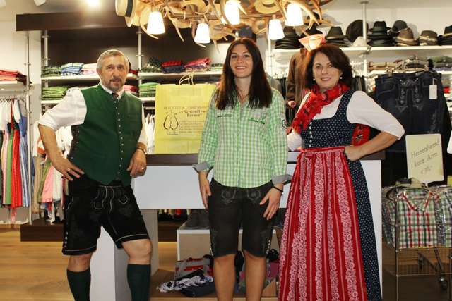 Matthias und Annemarie Ferner mit der glücklichen Gewinnerin Lisa Maria Seidl (Mitte).