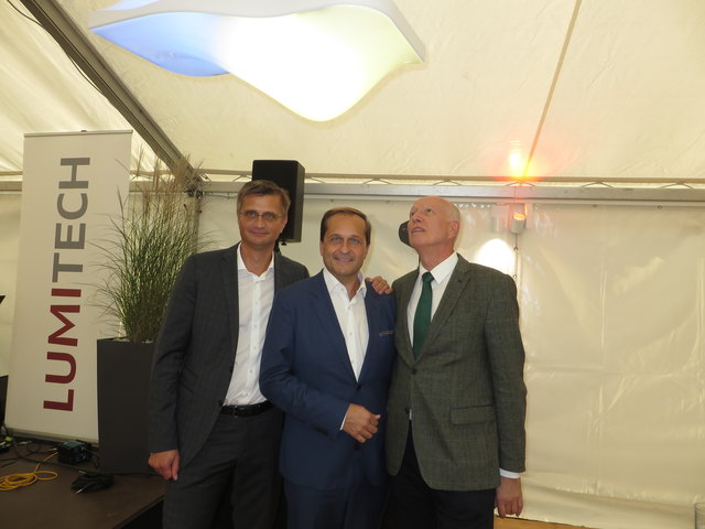 Stefan Tasch, Dietmar Kerschbaum und Günter  Leiser unter einem "intelligenten" Leuchtkörper