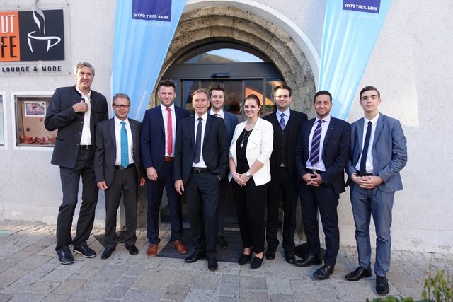 30 Jahre Hypo Tirol Bank in Telfs. Das Team der Hypo Telfs mit Vorstand Hannes Haid.