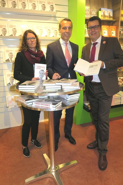 Die Nationalrats-Kandidaten: Bürgermeisterin Karin Gorenzel und Stadtrat Robert Laimer holten sich ein Autogramm vom Bundeskanzler Christian Kern. | Foto: SPÖ Niederösterreich