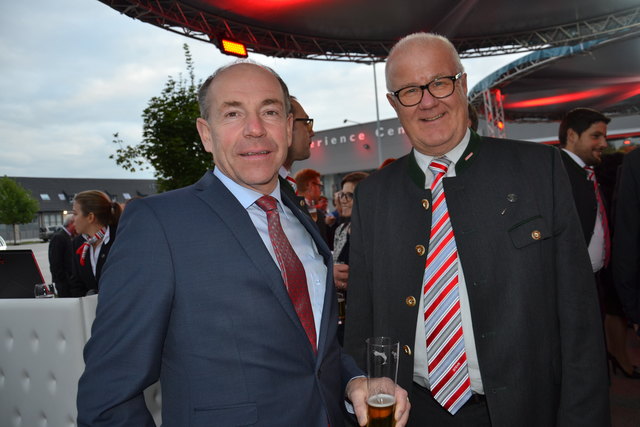 Landesrat Max Hiegelsberger mit Rudolf Hinterberger den CNH Business Direktor für Europa