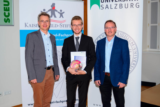 Othmar Ortner mit Dir. Klaus Heitzmann (l.) und Betreuer Prof. Gebhard Unterweger (r.).