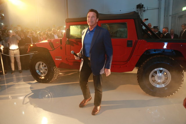 Zwei starke Typen: Arnold Schwarzenegger präsentiert einen elektrifizierten Hummer H1 des österreichischen Unternehmens Kreisel Electric. | Foto: © Kreisel Electric / TRD Auto