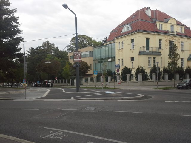 Vor der Querung der Hans-Richter-Gasse bzw. vor dem Einordnen in die Vorrangstraße können sich Radfahrer gut aufstellen auf der für sie überfahrbaren Gehsteigvorziehung.
