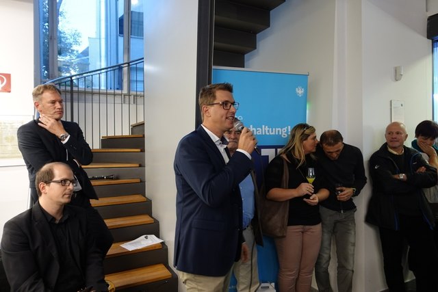 30 Jahre Hypo Tirol Bank in Telfs. Bürgermeister Christian Härting bei seinen Grußworten. Links Carsten Ackermann, Leiter der Geschäftsstelle der Hypo in Telfs.