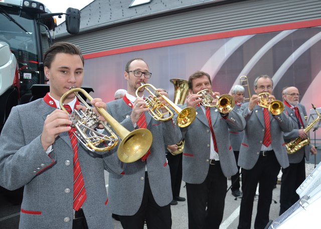 Das Blasorchester St. Valentin Steyr Traktoren hieß die Gäste musikalisch herzlich willkommen