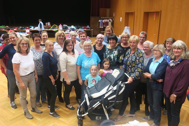 Unter der Leitung von SP-Frauenvorsitzender Gemeinderätin Regina Öllinger (vorne Mitte) fand auch diesen Herbst wieder der Kinderkleiderbasar statt.