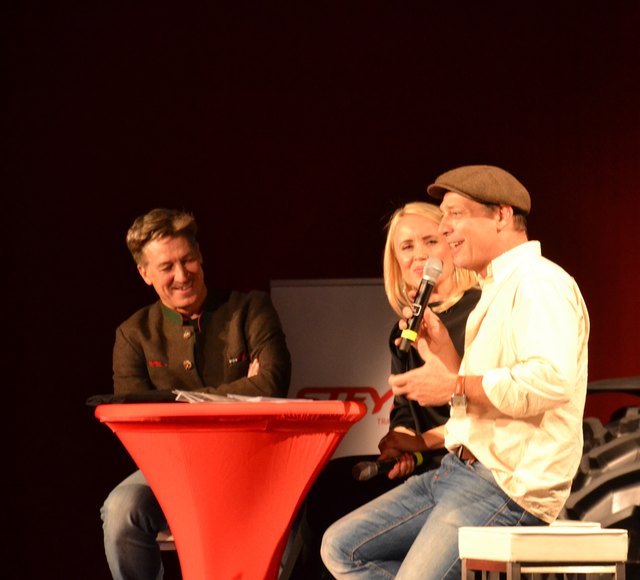 Jutta Mocuba im Gespräch mit den beiden Steyrer Traktoren Fans Tobias Moretti und Gregor Bloeb