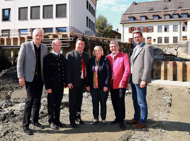 Bgm. Herbert Burgschwaiger , Christian Dullnigg (Direktor), LR Hans Mayr , Ulrike Winding (Direktorin) , LR Josef Schwaiger , Christoph Faistauer (Landesschulinspektor) | Foto: Franz Neumayr