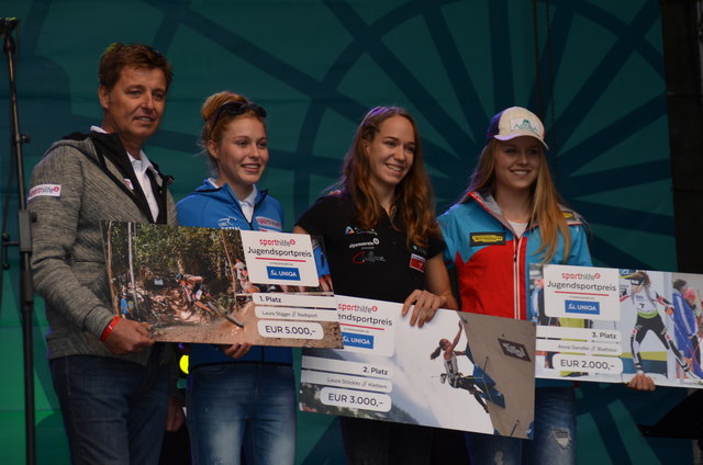 Sporthilfe-Geschäftsführer Harald Bauer mit Laura Stigger (Radsport), Kletterass Laura Stöckler und Anna Gandler (Biathlon) bei der Preisübergabe in Wien. | Foto: Ebner