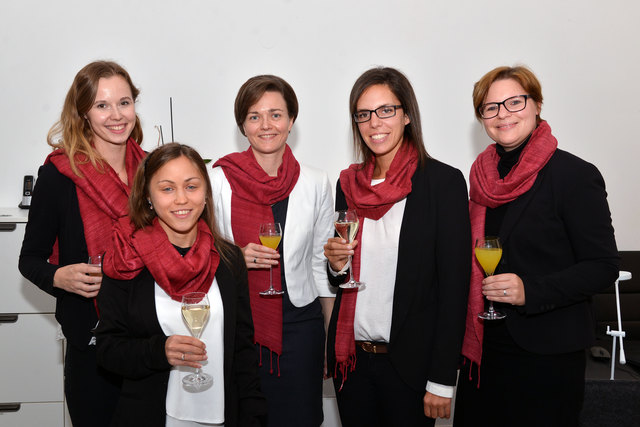 Rechtsanwältin Nina Ollinger mit ihrem Team stieß auf einen erfolgreichen Abend an