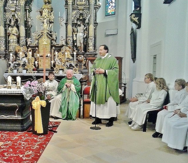 Grünau im Almtal : Im Rahmen eines Festgottesdienstes hatte der Hr. Dechant Ernst Bamminger ( Foto links ) dem P. Leopold ( Bild rechts) als Pfarrer von Grünau dieses Amt übertragen. Der Kirchenchor Grünau hatte den Gottesdienst sehr festlich mitgestaltet. Nachher gab es eine AGAPE im Pfarrsaal. Foto: Bamer