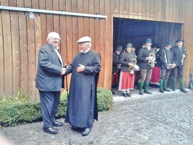 Grünau im Almtal : Im Rahmen eines Dankgottesdienstes der vom Kirchenchor unter der Leitung von Dir. Erwin Seidl schön gestaltet worden ist, wo die Pfarrkirche bis auf den letzten Platz gefüllt worden ist , wurde der Hr. Pfarrer P. Christoph Eisl der 13 Jahre Jahre diese Pfarre leitete zum Abschied auch in einem Pfarrfest gebührend gefeiert. Foto: P. Christoph Eisl (rechts) mit Dechant Ernst Bamminger (links) im Gespräch. Foto: F. Bamer.