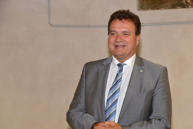 Purkersdorfs Bürgermeister Karl Schlögl hielt eine unterhaltsame Rede, gratulierte der Kanzlei-Inhaberin Nina Ollinger und bedankte sich für die Bereicherung in Purkersdorf