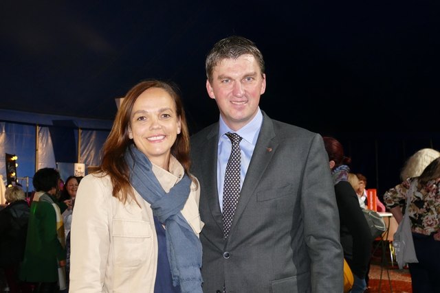 Bildungsministerin Sonja Hammerschmid mit Ortschef Jürgen Maschl.