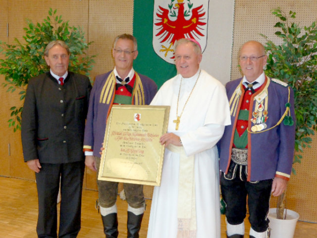 Abt. Raimund Schreier, flankiert von Bgm. Erich Ruetz (2.v.l.) sowie den Vizebürgermeistern Anton Pertl (re.) und Walter Kathrein | Foto: privat