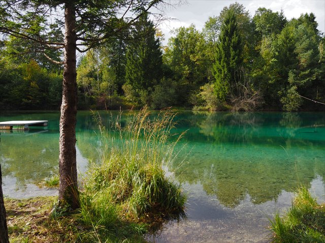 Das türkise Wasser des Waldbades, das an eine Lagune erinnert