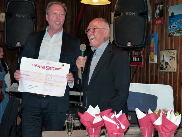 Bezirksvorsteher Franz Prokop überreichte eine Spende für den Verein von 500 Euro