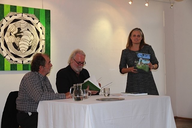 Frido Hütter, Gerhard Roth und Petra Werkovits mit dem Künstlerdorf-Buch