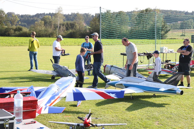 Besucher durften ganz nahe an die Kostbarkeiten heran