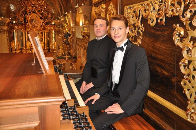 Organist Lukas Hasler mit Elias Markus Kraxner. | Foto: Sighard Schreiner