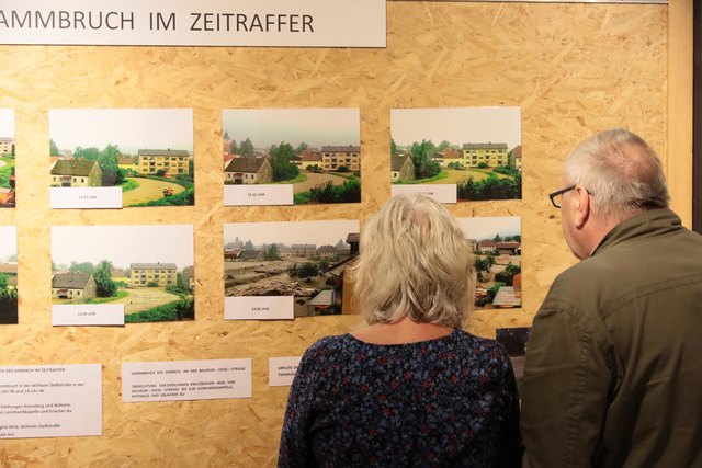 Großes Interesse zeigten die Besucher bei der Eröffnung an den gezeigten Bildern.﻿ | Foto: Walter Geiring