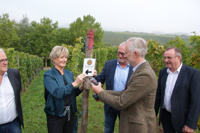 Die offizielle Tafel wurde am Weinberg angebracht. | Foto: Othmar Kolp