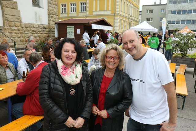 Ingrid Trenker und Claudia Bandion-Ortner statteten Umweltstadtrat Michael Solar-Sigmund und seinem Klimafest einen Besuch ab.