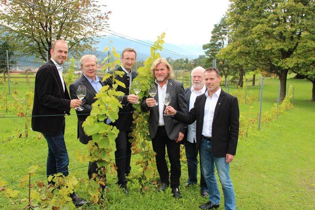 LK-Präsident Josef Hechenberger, Direktor Christian Turisser-Gala mit Edgar Tangl, Peter Zoller, Wolfgang Suchentrunk und Georg Flür (alle Tiroler Weinbauverband) | Foto: LK Tirol