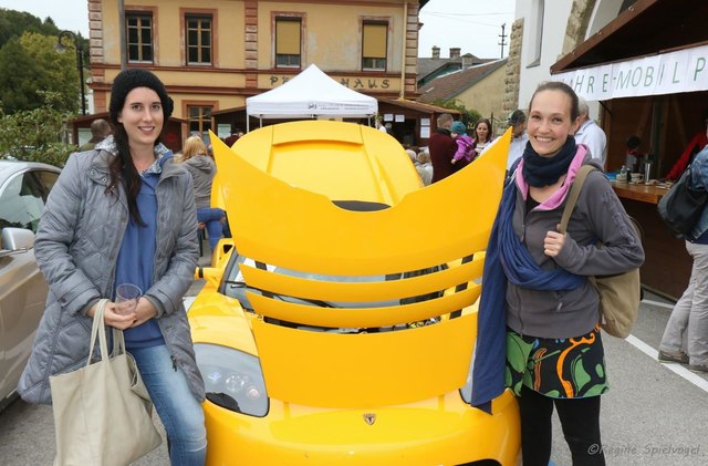 Verena und Isabella bestaunten die flotten Elektroautos.