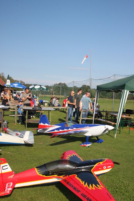 Entspannt-konzentriertes Treiben auf dem Flugfeld
