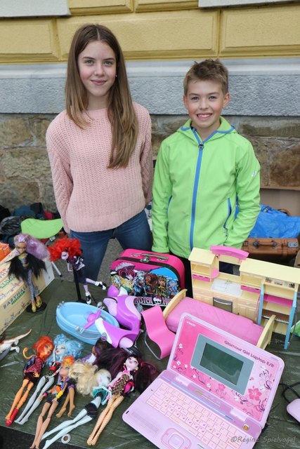 Die Geschäfte gingen gut am Spielzeug-Stand von Marie und Martin.