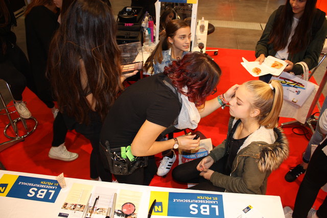 Victoria aus der NMS St. Andrä-Wördern erkundigte sich bei der AK-Berufsinfomesse Zukunft I Arbeit I Leben über die Möglichkeiten und überzeugte sich auch gleich vom praktischen Können der SchülerInnen der LBS St. Pölten. | Foto: Krminac