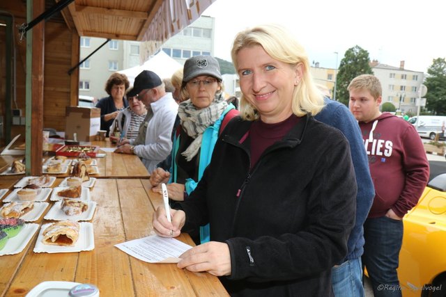 Renate Schöndorfer beantwortete die Fragen zum Klimaquiz richtig, jeder hatte die Chance einen der vielen Preise zu gewinnen.