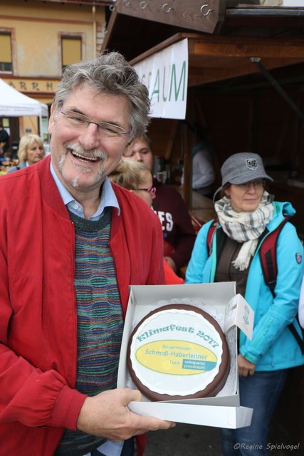 Schleckermaul Walter Moric freute sich über den Gewinn einer Torte, gespendet vom Team Schmidl-Haberleitner