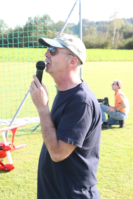 Moderator Udo Beichler erklärte die Flugübungen