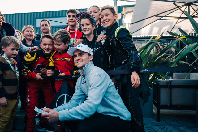 DTM-Star Lukas Auer schrieb bereitwillig Autogramme für die Kalsdorfer Kart-Bambini – und er gab sogar Rennfahrertipps.