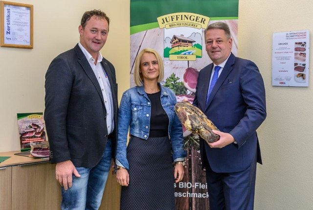 Anton und Helga Juffinger freuen sich über den Besuch von Landwirtschaftsminister Andrä Rupprechter. | Foto: Haselsberger