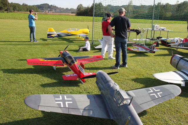 In Reih und Glied warteten die Modelle auf ihren Start