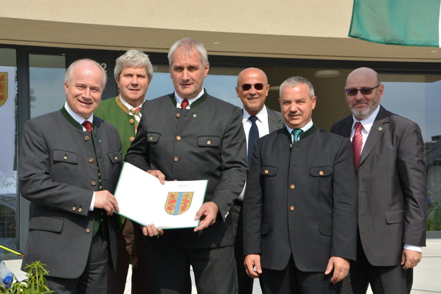 Bei der Wappenverleihung: Landesrat Johann Seitinger (l.) und Bezirkshauptmann Max Wiesenhofer (2.v.l.) überreichTen Bürgermeister Friedrich Wachmann, Vize-Bgm. Josef Schwarz und Gemeindekassier Gerhard Wolf das von Gottfried Allmer (3.v.r.) gestaltete neue Gemeindewappen.