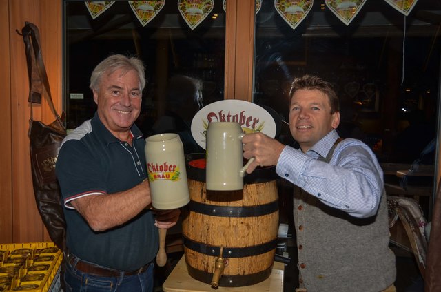 Ein Prost nach dem gelungenen Anstich: Bürgermeister Peter Nindl und Michael Schweinberger, seines Zeichens Hausherr im "Schweini's". | Foto: hp kreidl