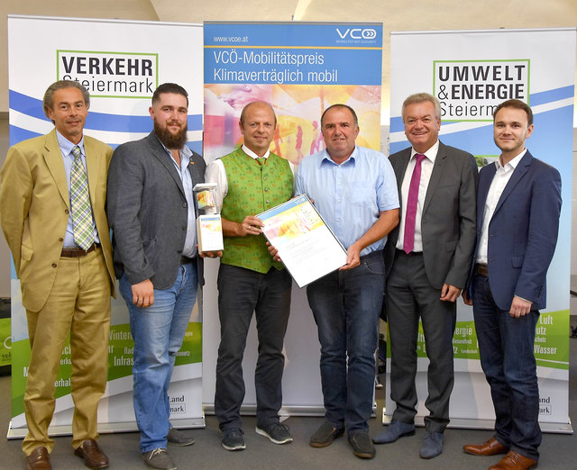 Die Preisträger Karl Puchas von der Lokalen Energieagentur (4.v.r.) und Florian Lugitsch (3.v.r.) u.a. mit Verkehrslandesrat Anton Lang (2.v.r.).